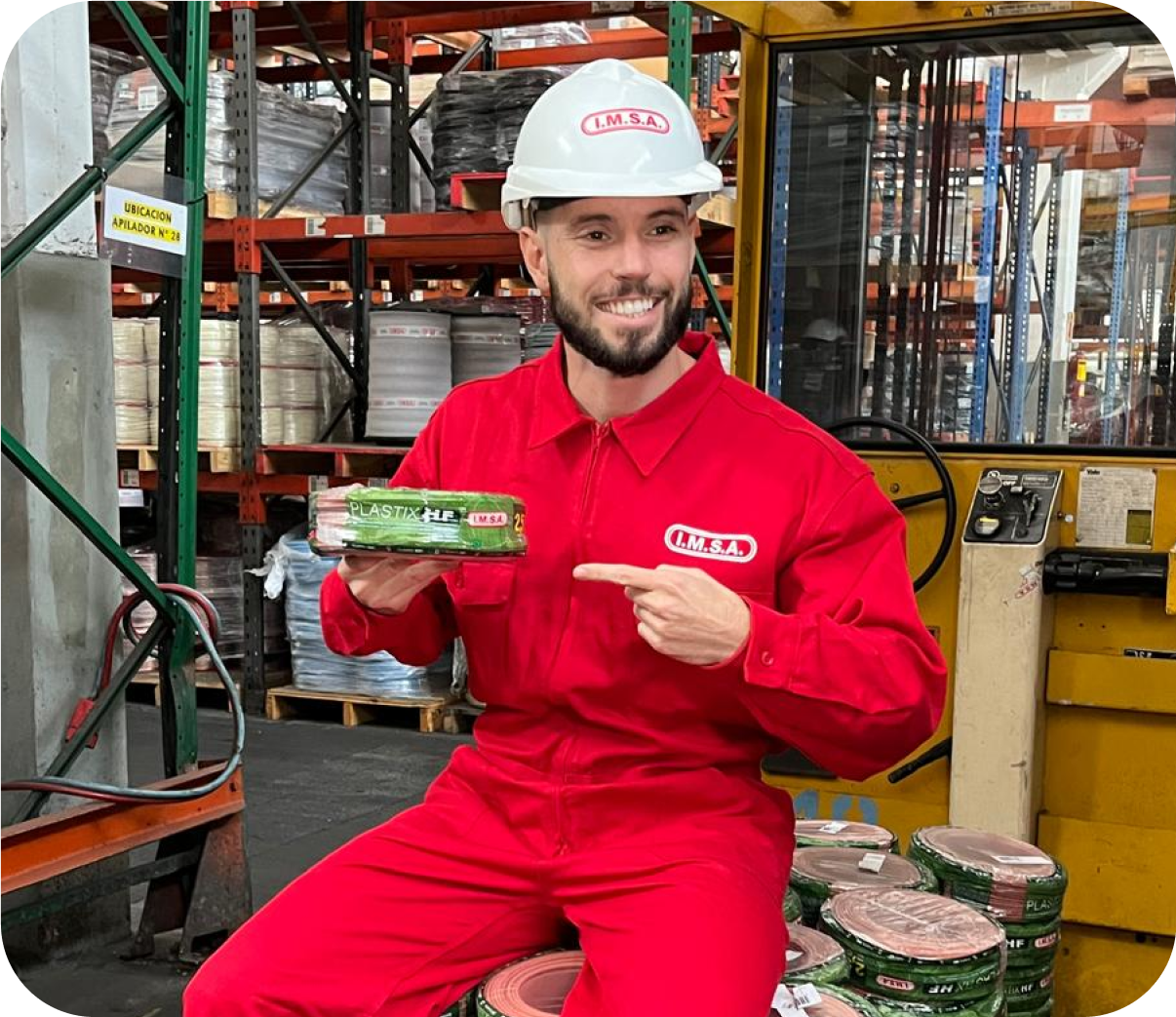 Trabajador profesional con cables Plastix